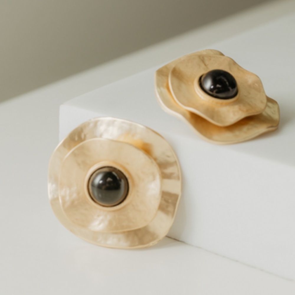 gold geo stud earrings H197